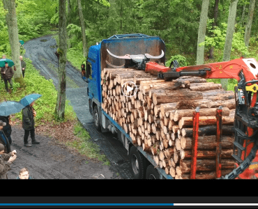 samochod-ciezarowy-jadacy-po-drodze-tymczasowej-w-lesie